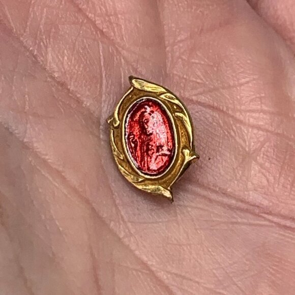 Vintage Catholic Medal Lapel Pin Religious Jewelry Red Enamel & Gold Metal - Picture 3 of 4